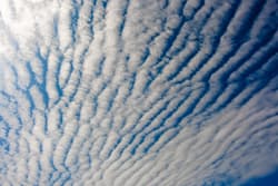 Illustration zum Wetterbegriff Advektionsschicht