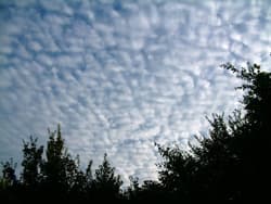 Illustration zum Wetterbegriff Altokumulus