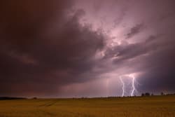 Illustration zum Wetterbegriff Frontgewitter