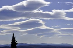 Illustration zum Wetterbegriff Lenticularis-Wolken