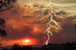 Illustration zum Wetterbegriff Perlschnur-Blitz