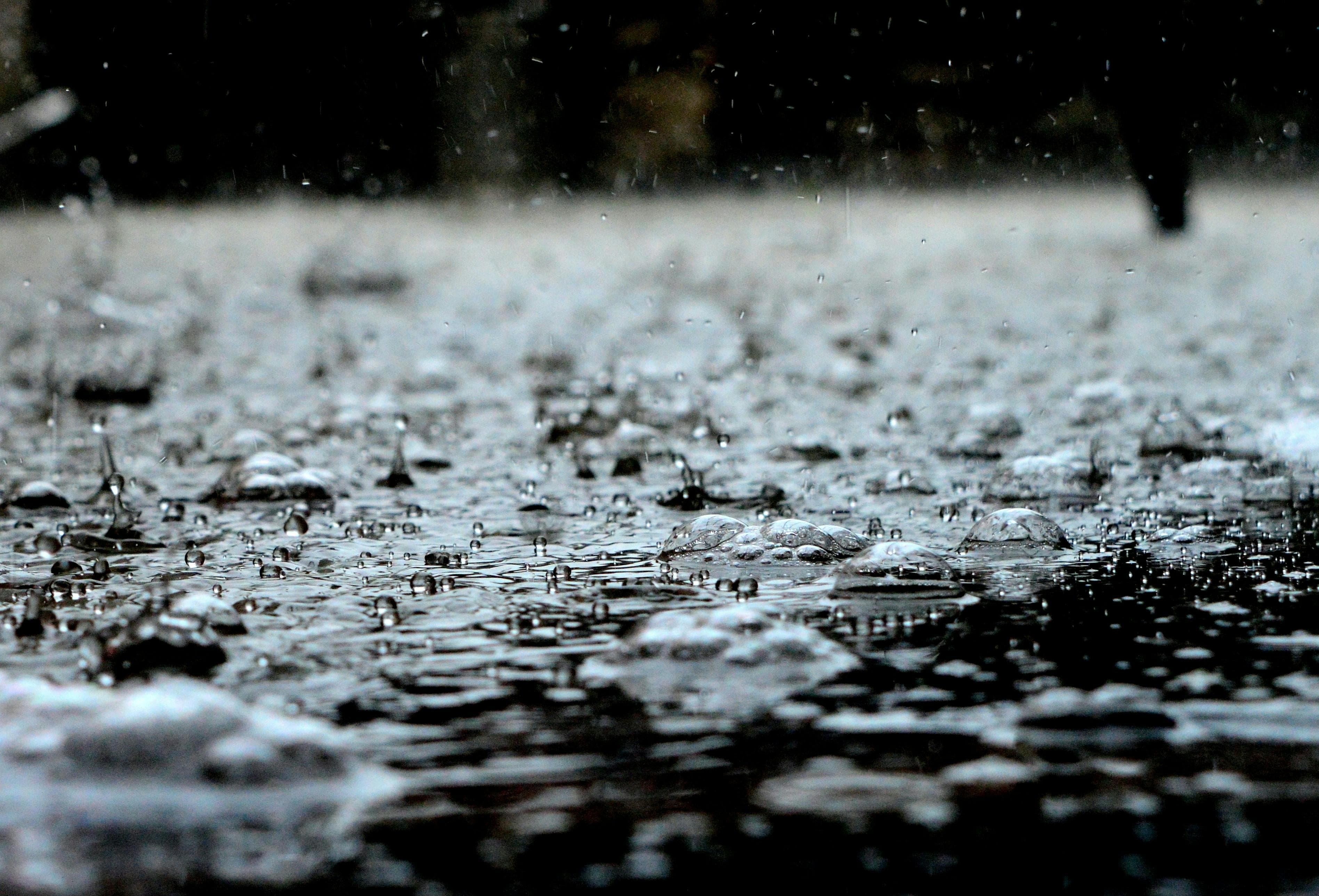 Warum Menschen bei schlechtem Wetter häufiger online spielen