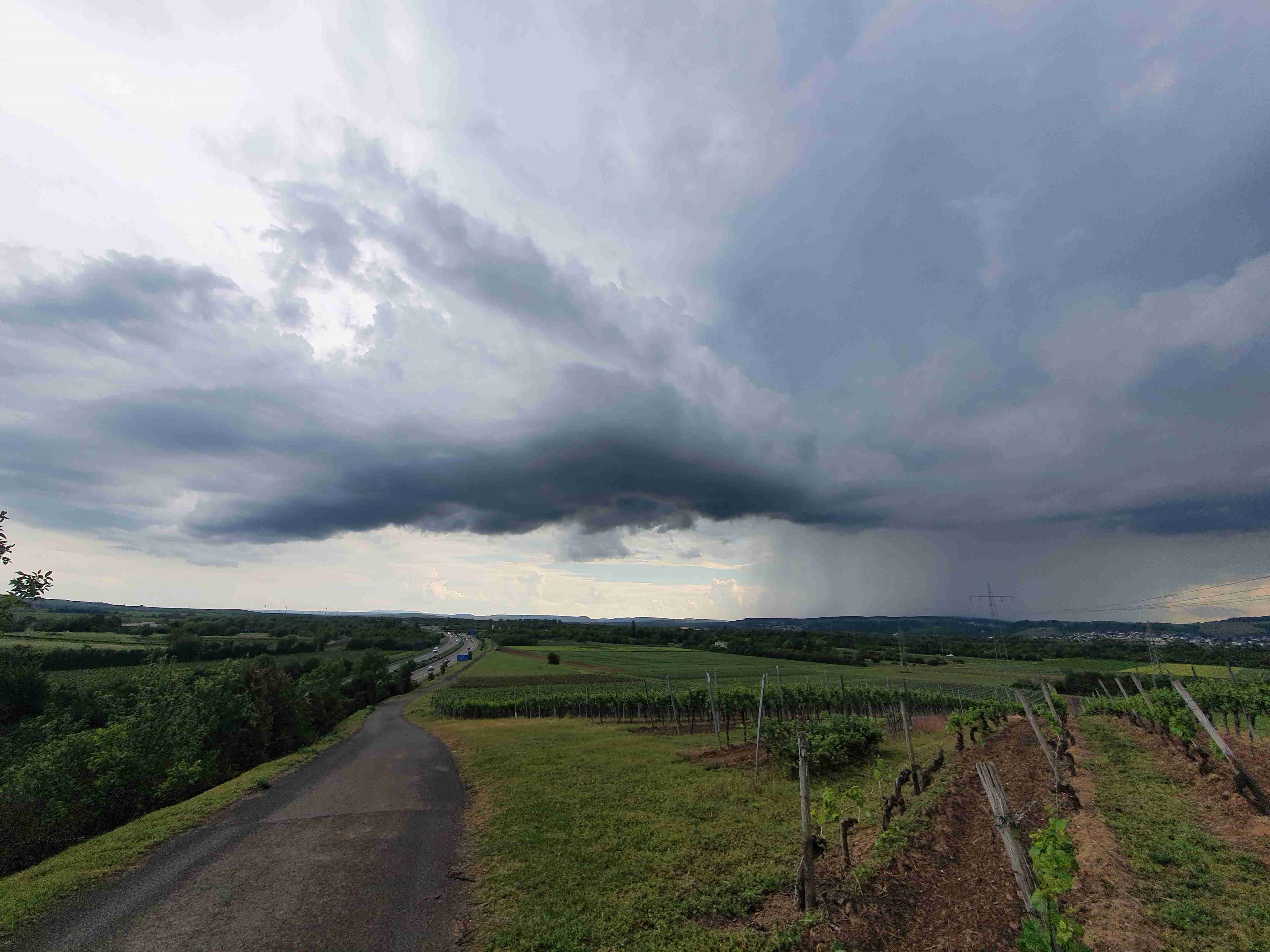 Sommerlich mild und wechselhaft, im Süden Gewitter und Starkregen möglich