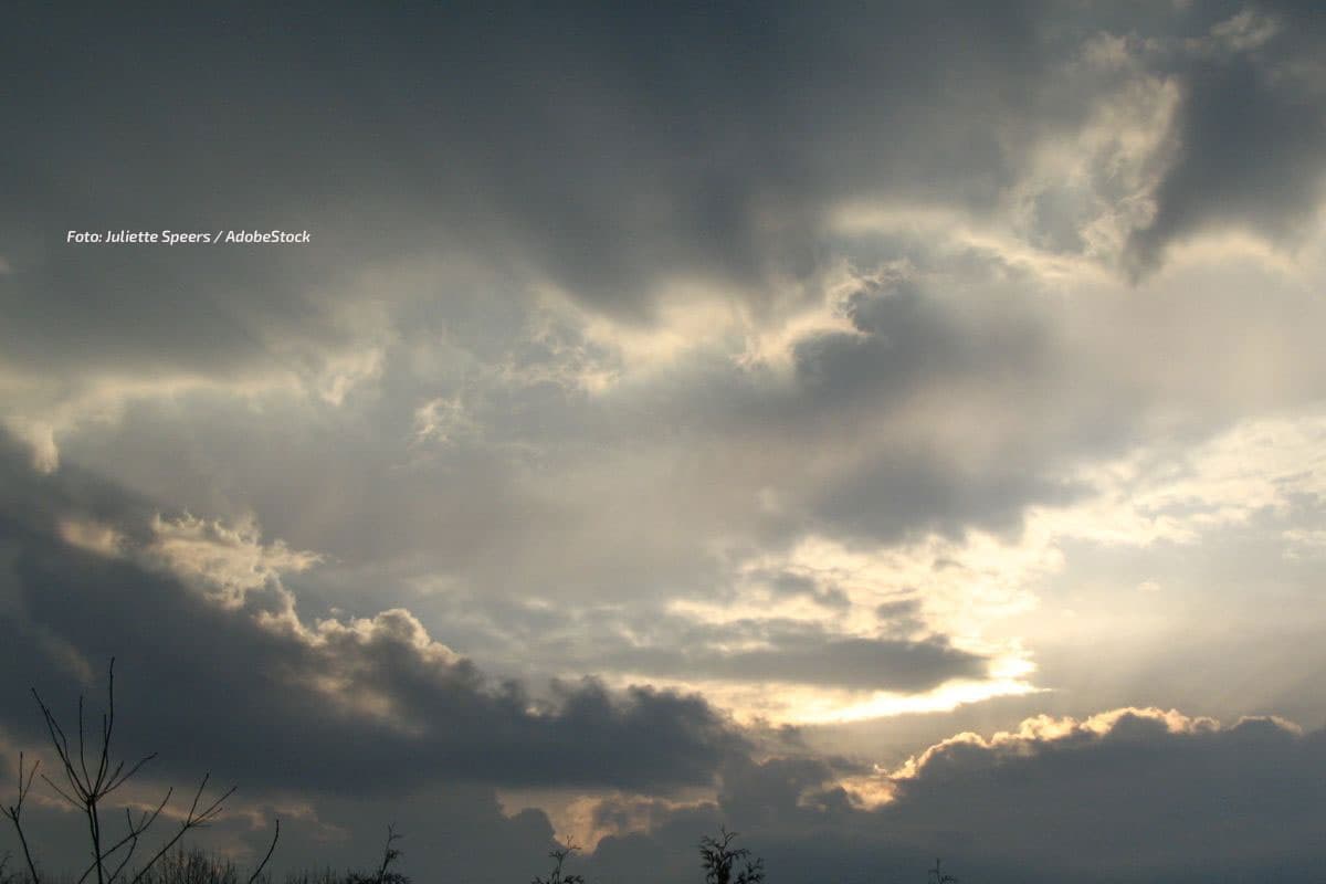Viele Wolken mit Regen, Schauern oder Gewittern!