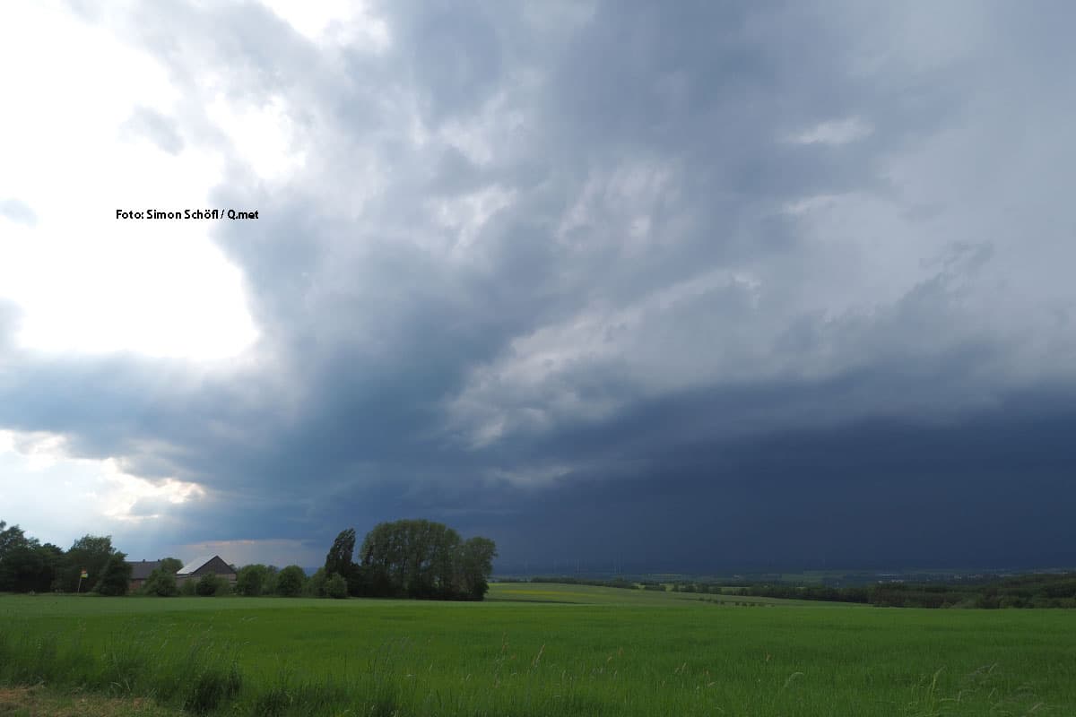 Festgefahrene Tiefdruckwetterlage bringt Schauer und Gewitter