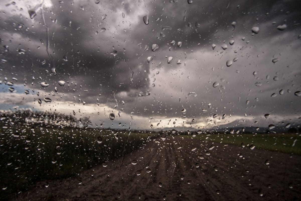  Regenschauer und trockene Abschnitte bei stürmischem Wind 