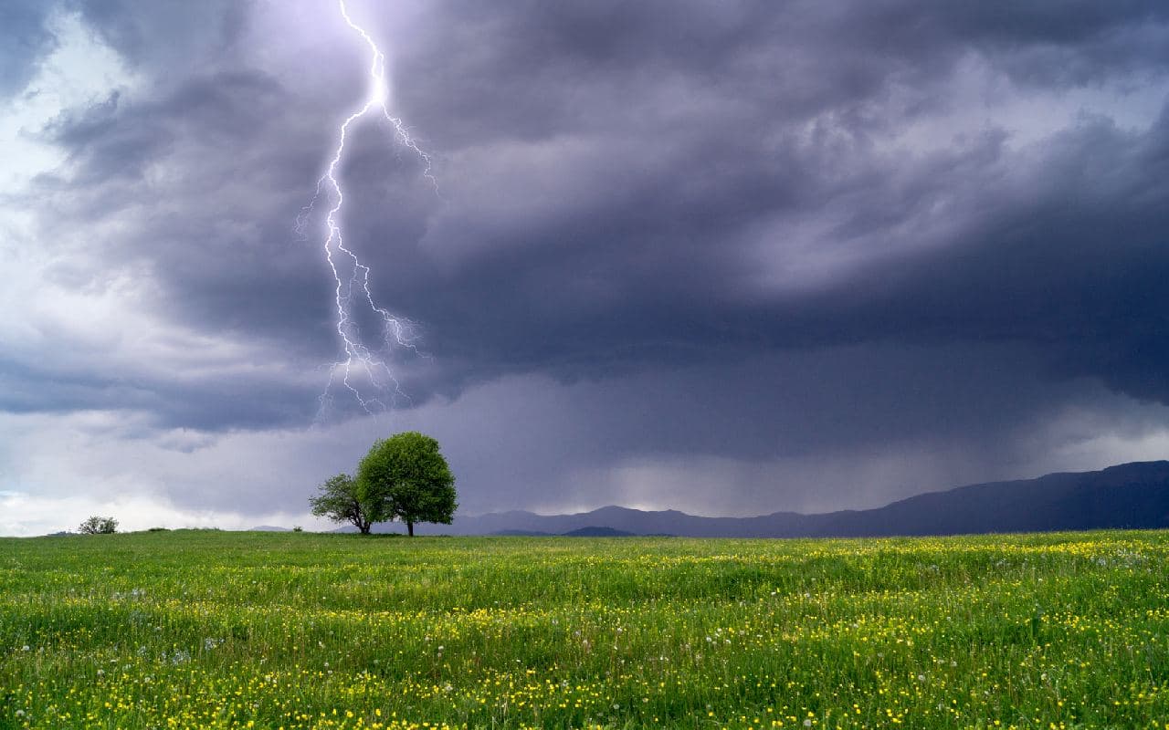 Unwettergefahr! Lokale Gewitter mit Platzregen und kleinkörnigem Hagel drohen