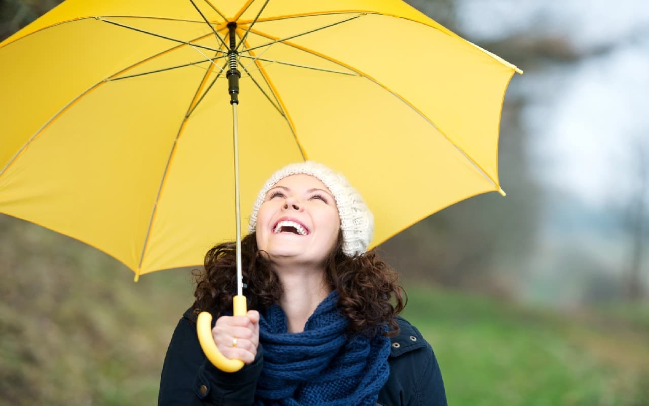  Von Westen Regen mit Milderung, nachts stürmisch 