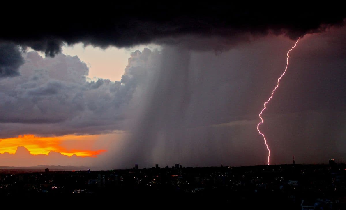 Schwülheiß, ab dem Nachmittag Unwettergefahr!