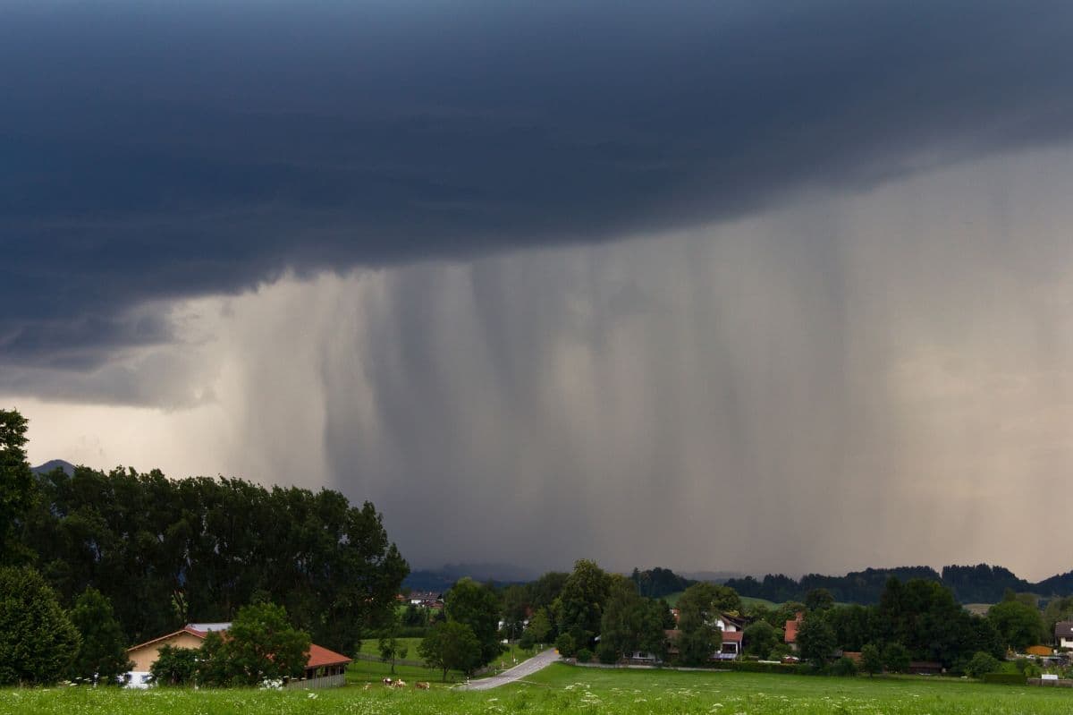 Heiß, teils schwül mit Unwettergefahr