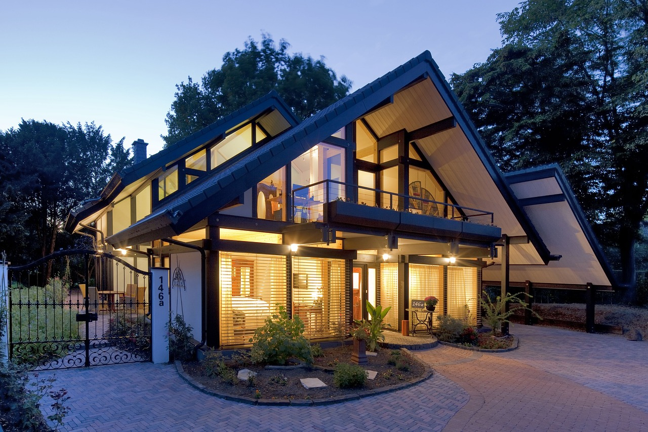 Energieeffiziente Häuser aus Holz und Glas für luxuriöses Wohnen
