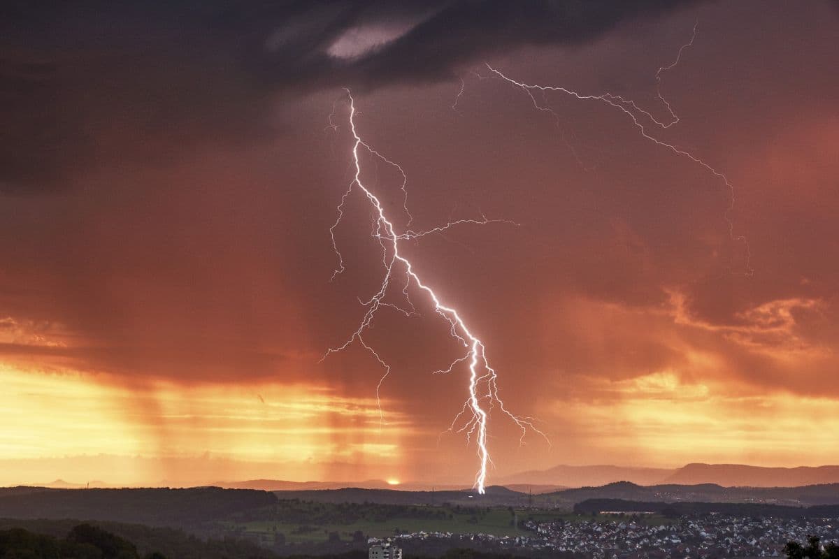 Gewittergüsse, lokal unwetterartig